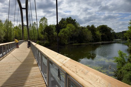 France, Dordogne, Perigord Blanc, Annesse-et-Beaulieu, the new footbridge on the Greenway cycle route (Veloroute Voie verte) along the river Isle
