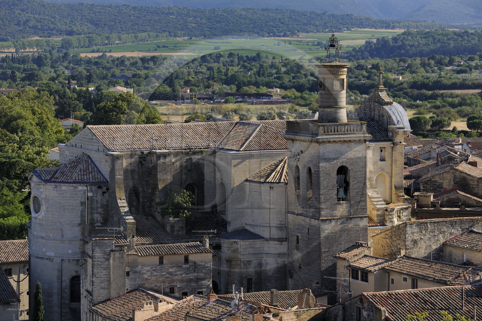 France, Gard (30), Uzès, les toits d'Uzès et l'église Saint-Etienne vus depuis la tour Bermonde du Duché