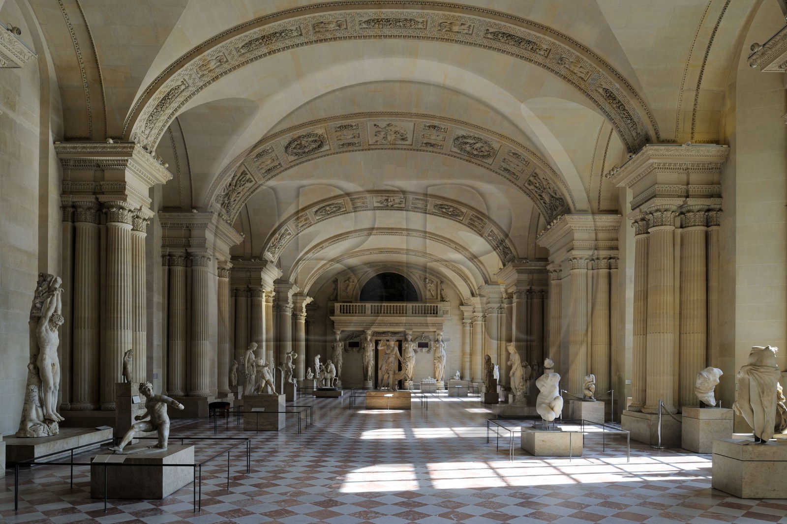 France, Paris (75), musée du Louvre, la salle des Caryatides dans le département des antiquités grecques et romaines
