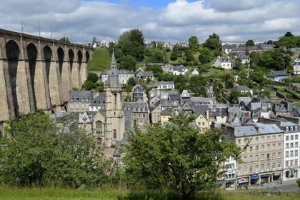 France, Finistère (29), Morlaix, place des Otages, le viaduc et l'église Saint-Melaine