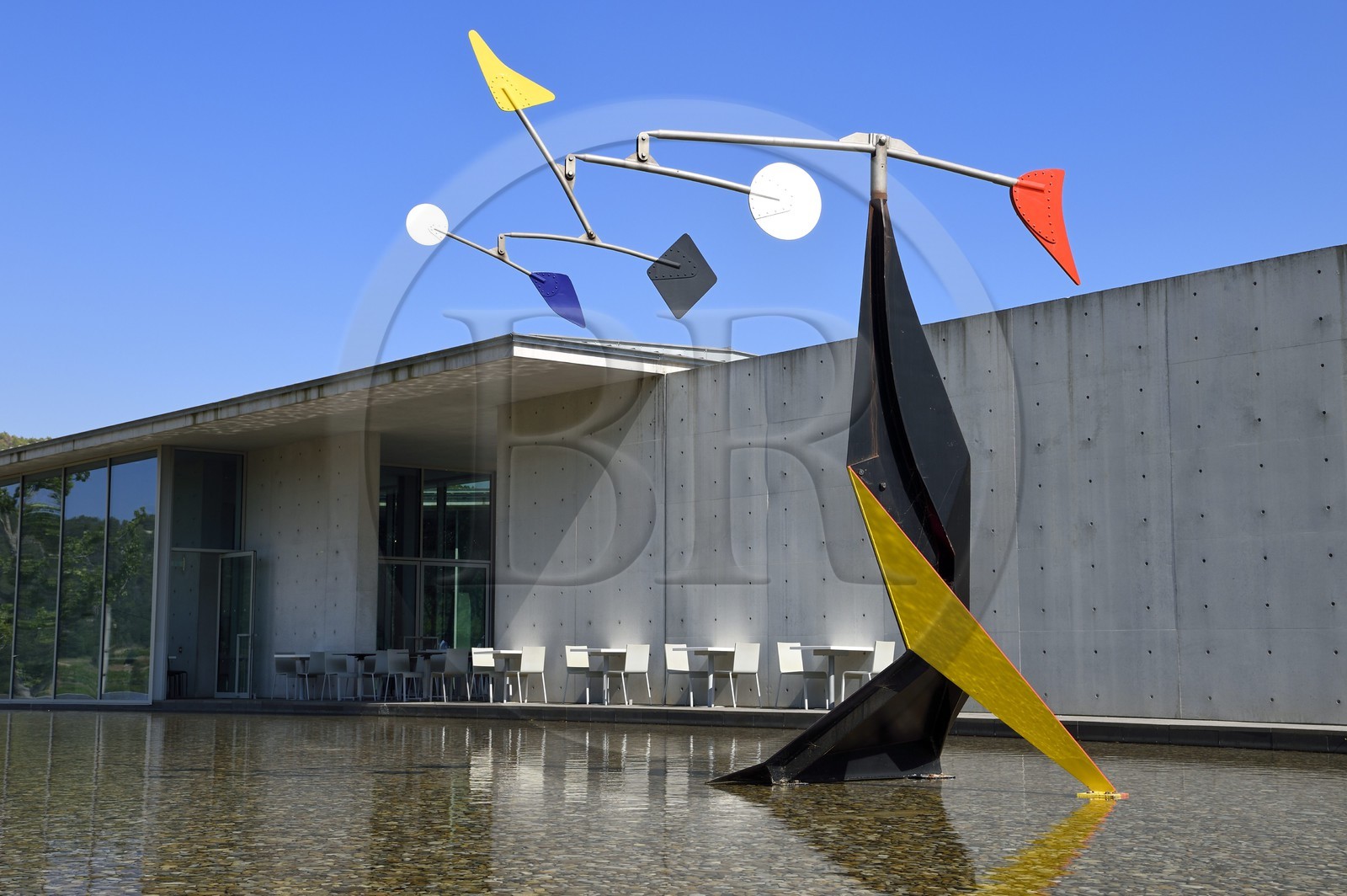 France, Bouches-du-Rhône (13),  Le Puy Sainte Réparade, Chateau La Coste domaine viticole et centre d'art contemporain, Centre d'Art de l'architecte Tadao Ando, mobile Small Crinkly de Alexander Calder (Mention Obligatoire)