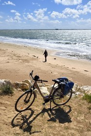 France, Charente-Maritime (17), Ile d'Aix, la Grande Plage qui s'étend sur plus d'un kilomètre et le Fort Boyard en arrière plan, fin de la Flow Vélo route