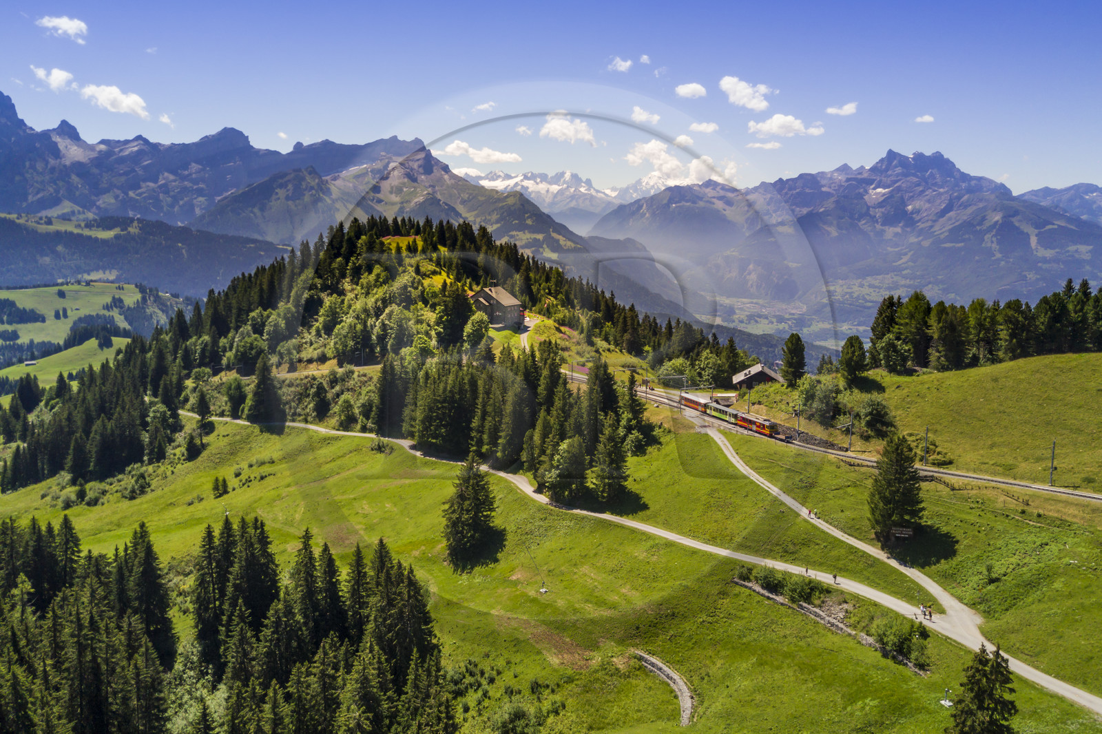 Suisse, canton de Vaud, Villars-sur-Ollon, train qui rejoint la gare du col de Bretaye à la station Bouquetins et le Mont-Blanc en arrière plan (vue aérienne)