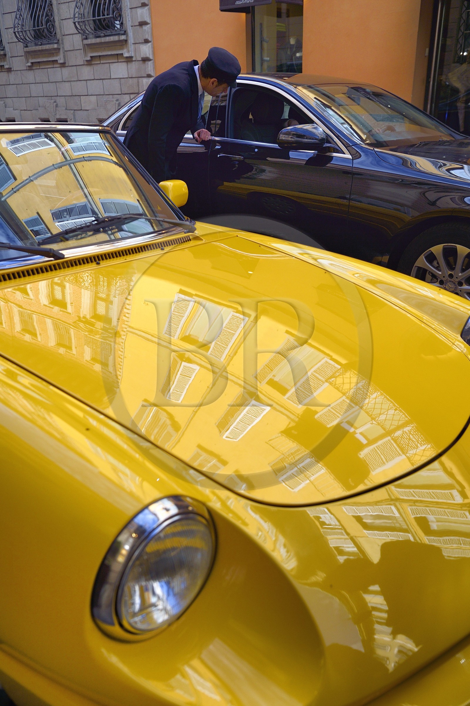 Italie, Lombardie, Milan, Quadrilatère de la Mode (Quadrilatero della moda), cabriolet Alfa Romeo Duetto Spider jaune devant le Four Seasons Hotel Milano