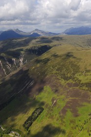 Royaume-Uni, Ecosse, Highland, montagnes du Wester Ross le long du Glen Toridon (vue aérienne)