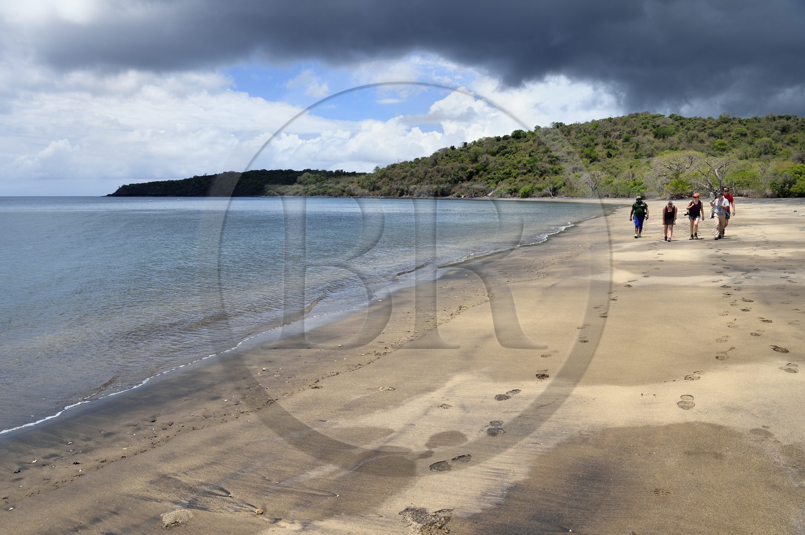 France, Ile de Mayotte, Grande-Terre, M'Tsamoudou, plage de Saziley, randonneurs marchant sur la plage sur le sentier de grande randonnée faisant le tour de l'ile