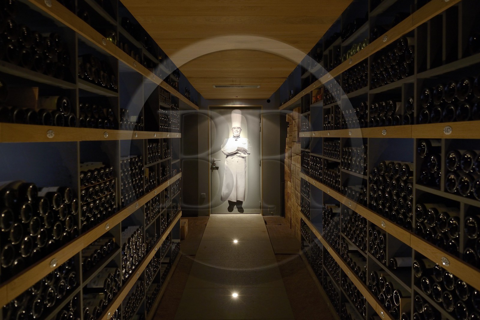 France, Rhône (69), Collonges-au-Mont-d'Or, Restaurant L'Auberge du Pont de Collonges de Paul Bocuse, trois étoiles au Guide Michelin depuis 1965, la cave à vin