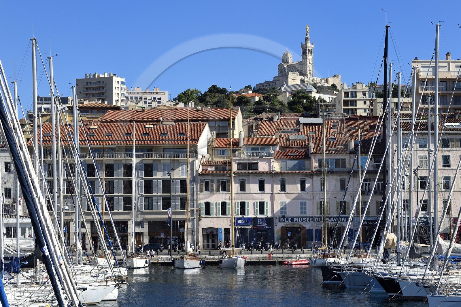 France, Bouches-du-Rhône (13), Marseille, Le Vieux Port, quai de Rive Neuve, la basilique Notre Dame de la Garde en arrière plan