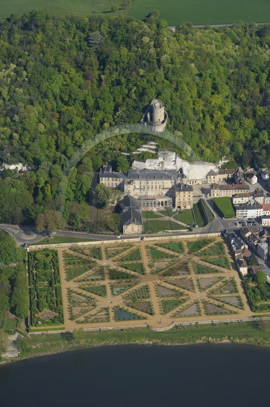 France, Val-d'Oise (95), parc naturel du Vexin français, la Roche-Guyon, labellisé Les Plus Beaux Villages de France, le château et la Seine (vue aérienne)