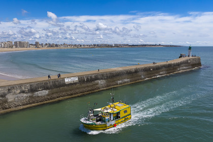 France, Vendée (85), Les-Sables-d'Olonne, la balise d'entrée du chenal au bout de la jetée des skippers classés de la course du Vendée Globe et bateau de pêche entrant dans le chenal d'accès aux ports (vue aérienne)