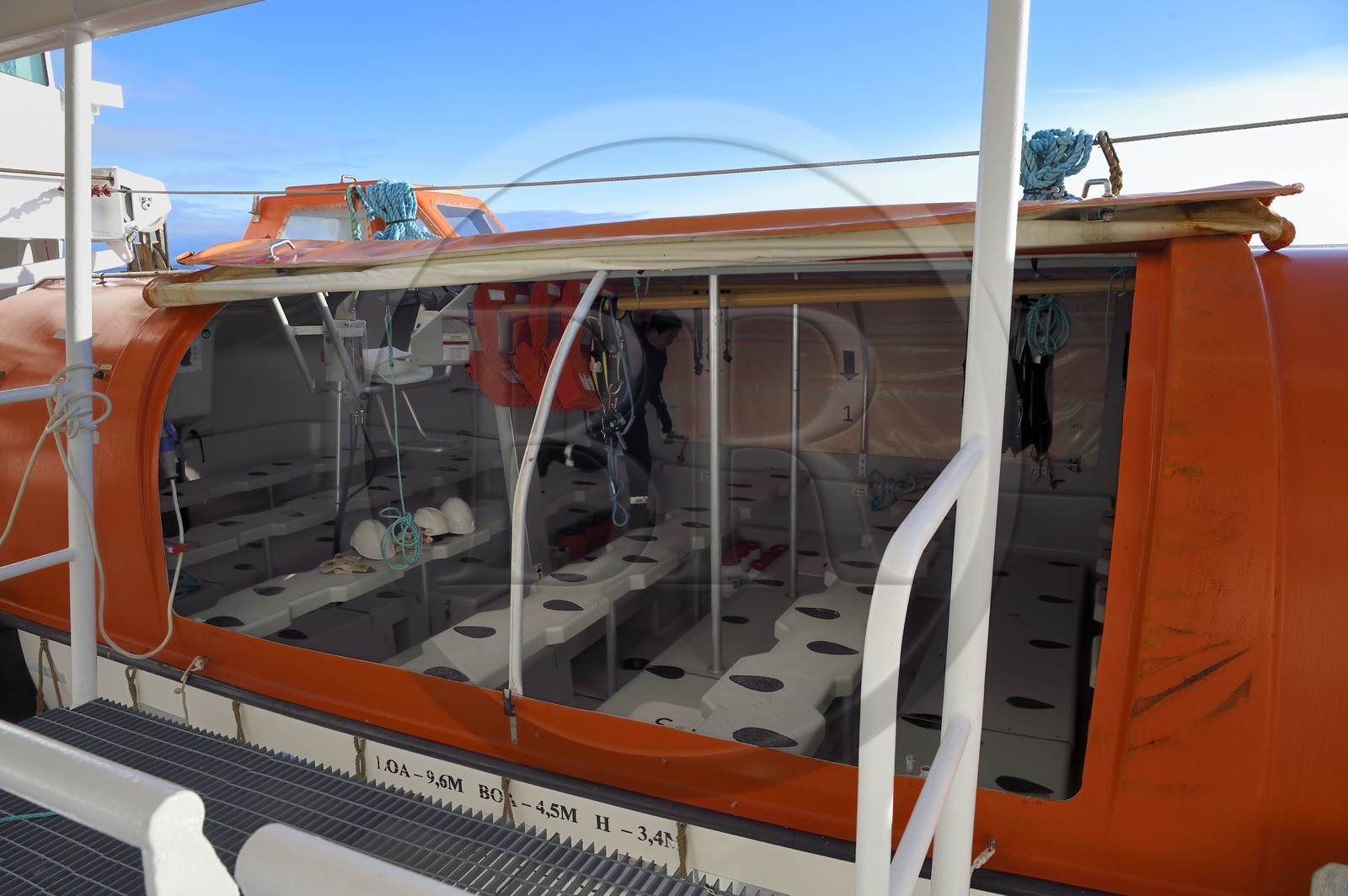 Groenland, cote ouest, bateau de croisière MS Fram de la compagnie Hurtigruten, intérieur d'un canot de sauvetage