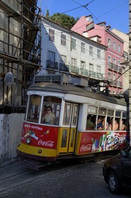 Portugal, Lisbonne, quartier de l'Alfama, tramway (electricos) dans la calçada Santo André