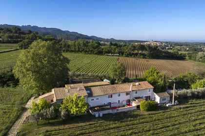 France, Vaucluse (84), Dentelles de Montmirail, le village médiéval de Séguret, labellisé Les Plus Beaux Villages de France, Hotel Domaine de Cabasse (vue aérienne)