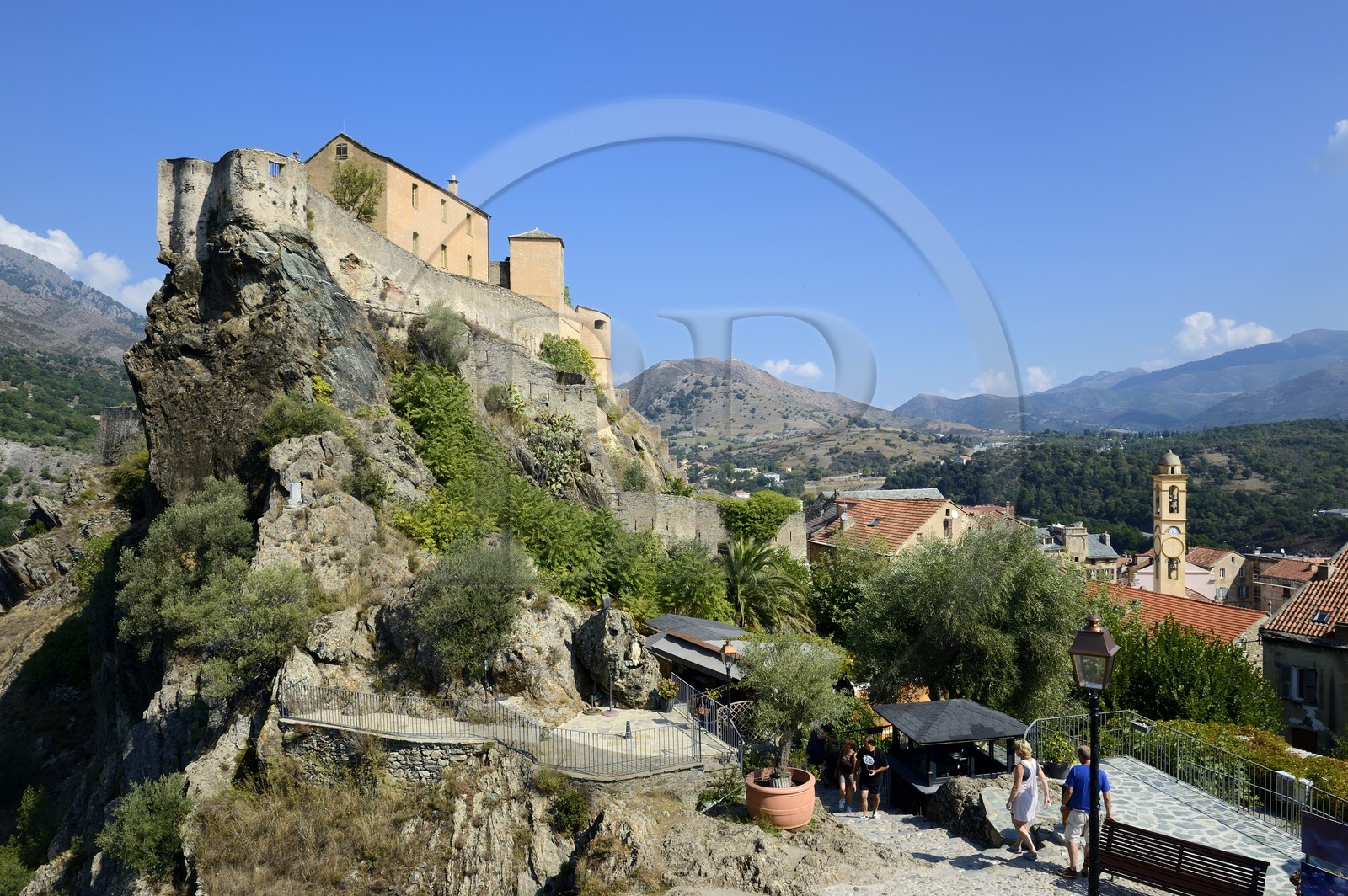 France, Haute-Corse (2B), Corte, la citadelle du XVe siècle domine la ville, vue depuis le belvédère sur le Nid d'Aigle