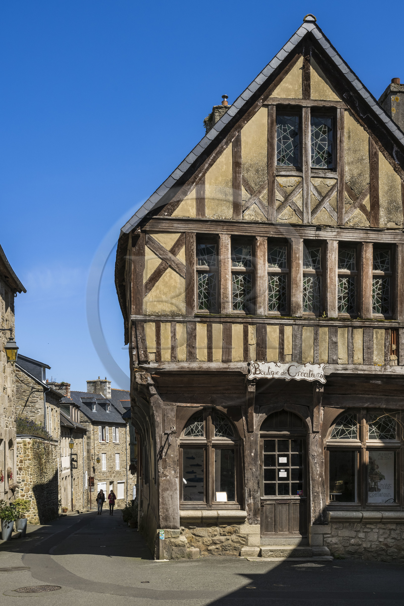 France, Côtes-d'Armor (22), Tréguier, facade de maison à pans de bois typique du Trégor dans la rue Ernest Renan