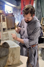 France, Haute-Loire (43), Parc naturel régional Livradois-Forez, abbaye de La Chaise-Dieu, le frère Jean Matthias Helluy de la confrérie de Saint-Jean qui est aussi tailleur de pierre, dans son atelier