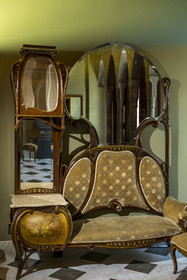 Espagne, Catalogne, Barcelone, le Palais Güell (Palau Güell) construit entre 1886 et 1891 et réalisé par l'architecte du modernisme catalan Antoni Gaudi, site classé au Patrimoine Mondial de l'UNESCO, mobilier Art Nouveau