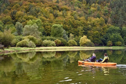 France, Cantal (15), Gorges de la Truyère, découverte en kayak à pédales de la rivière Truyère au pied du village de Chaliers