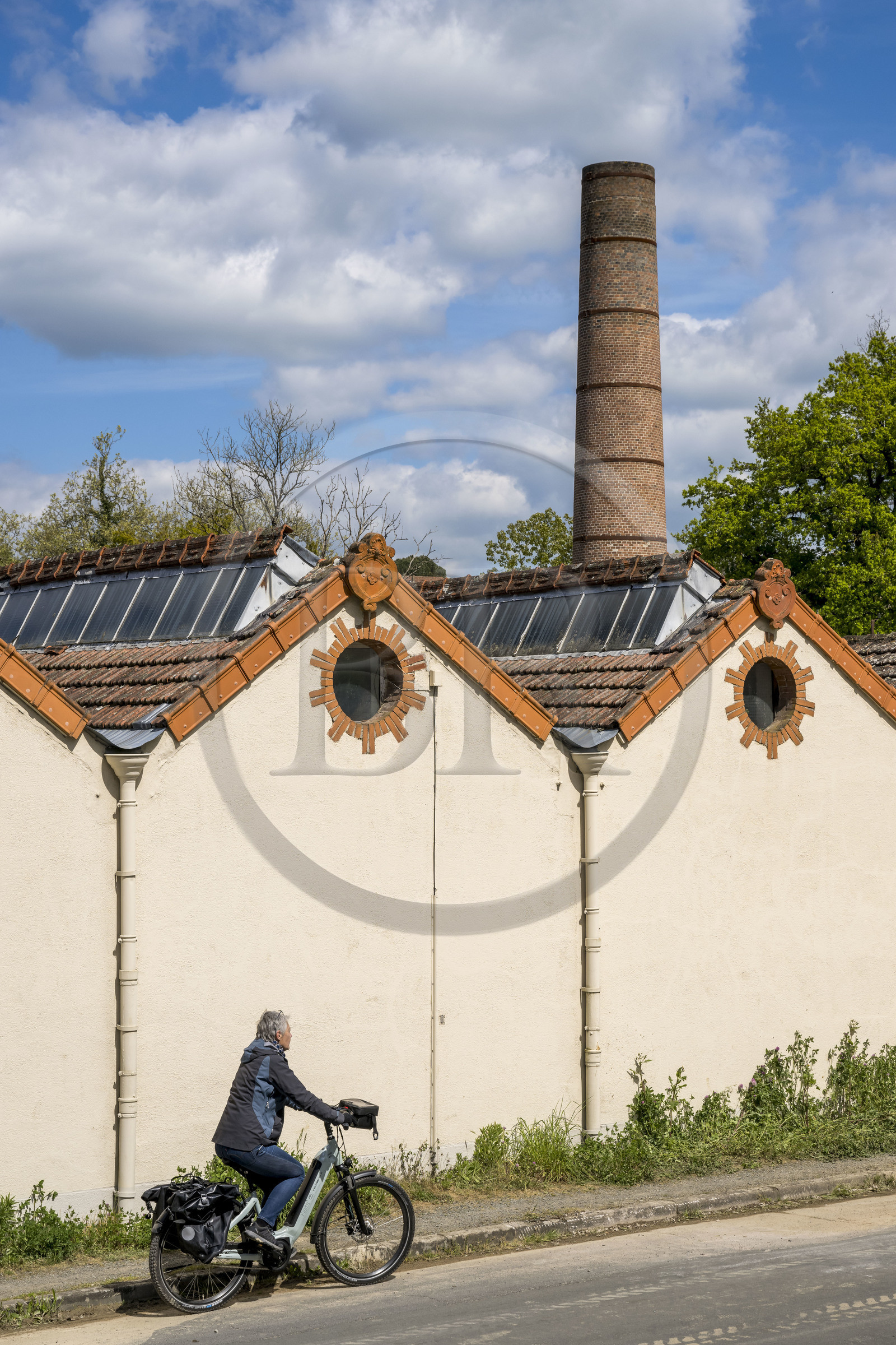 France, Vendée (85), Mallièvre, la véloroute Vendée Vélo Tour passe devant l'usine Couleurs & Textiles qui symbolise l'histoire industrielle tisserands de la ville