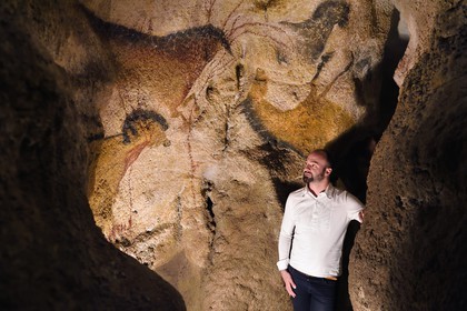 France, Dordogne (24), Périgord Noir, vallée de la Vezère, Montignac-sur-Vézère, Grotte de Lascaux II, reconstitution du site préhistorique et grotte ornée classés Patrimoine Mondial de l'UNESCO, le directeur d'exploitation du centre international d'art pariétal de Lascaux Guillaume Colombo