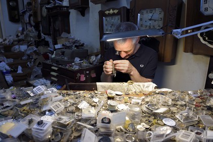 France, Dordogne (24), Périgord Blanc, Périgueux, l'horloger Vincent Pérez dans son atelier