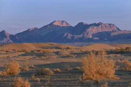 Iran, Province d'Ispahan, désert du Dasht-e Kavir, Mesr dans la région de Khur et Biabanak, le désert au soleil couchant