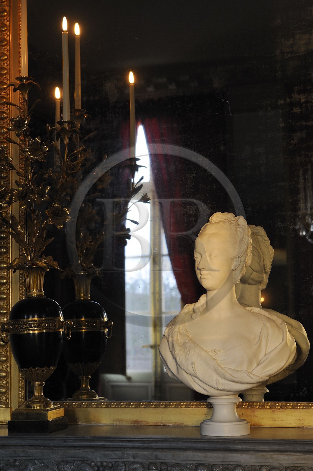 France, Yvelines (78), château de Versailles, classé Patrimoine Mondial de l'UNESCO, le domaine de Marie-Antoinette, le Petit Trianon, grande salle à manger avec un buste de Marie-Antoinette sur la cheminée France, Yvelines (78), château de Versailles, classé Patrimoine Mondial de l'UNESCO, le domaine de Marie-Antoinette, le Petit Trianon, grande salle à manger avec un buste de Marie-Antoinette sur la cheminée