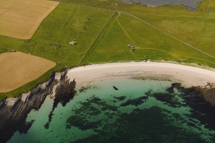 Royaume-Uni, Ecosse, Iles Orcades, Ile de Papa Westray, plage et mer translucide (vue aérienne)