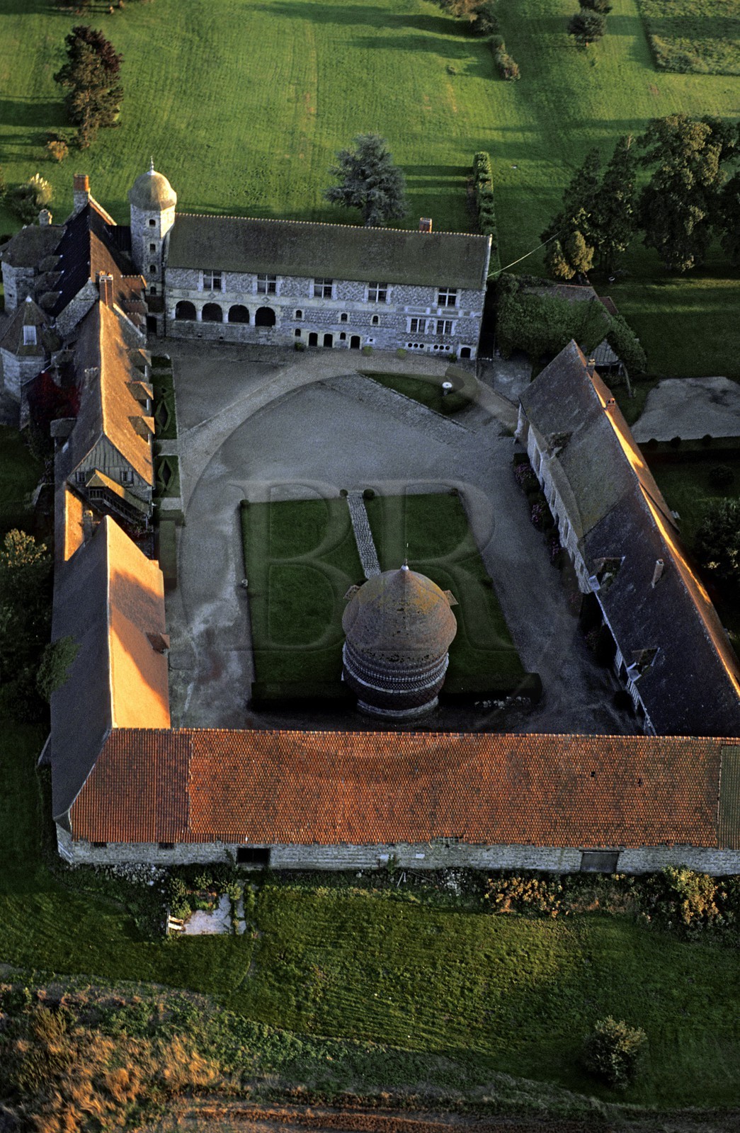 France, Seine-Maritime (76), Pays de Caux, Côte d'Albâtre, le manoir Ango près de Dieppe (vue aérienne)