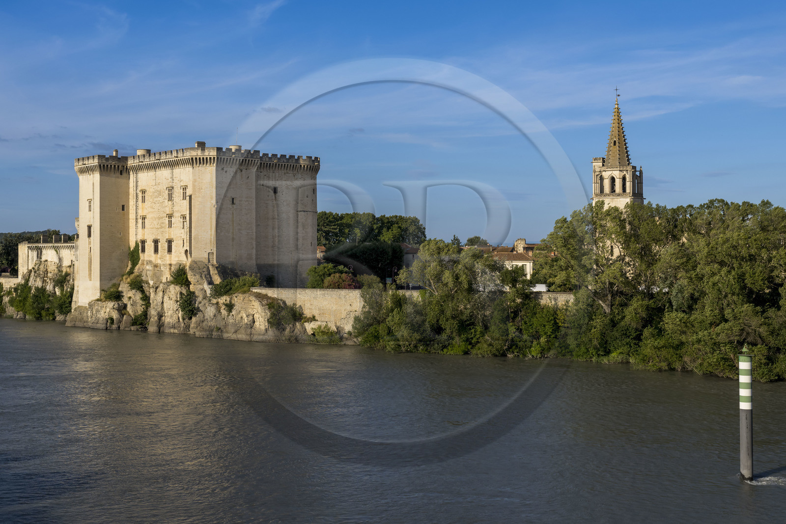 France, Bouches-du-Rhône (13), Tarascon, le chateau du roi René datant du XVe siècle en bordure du Rhone et la collégiale royale Sainte-Marthe érigée aux XIe et XIIe siècles