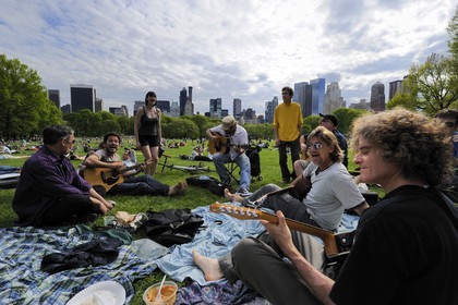 United States, New York City, Manhattan, Central Park, Sundays on The Sheep Meadow, meeting of a group of musicians friend