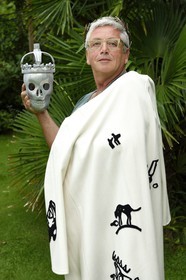 France, Finistère (29), Lannilis, Prat Ar Coum, l'artiste peintre Loic Madec dans son jardin