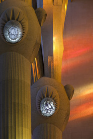 Espagne, Catalogne, Barcelone, quartier de l'Eixample, basilique de la Sagrada Familia de l'architecte du modernisme catalan Antoni Gaudi classée Patrimoine Mondial de l'UNESCO, au dessus du noeud, les colonnes du vaisseau central (nef) se subdivisent en branches tel un arbre, éclairées par les projections chaudes des vitraux du coté de la facade de la Passion