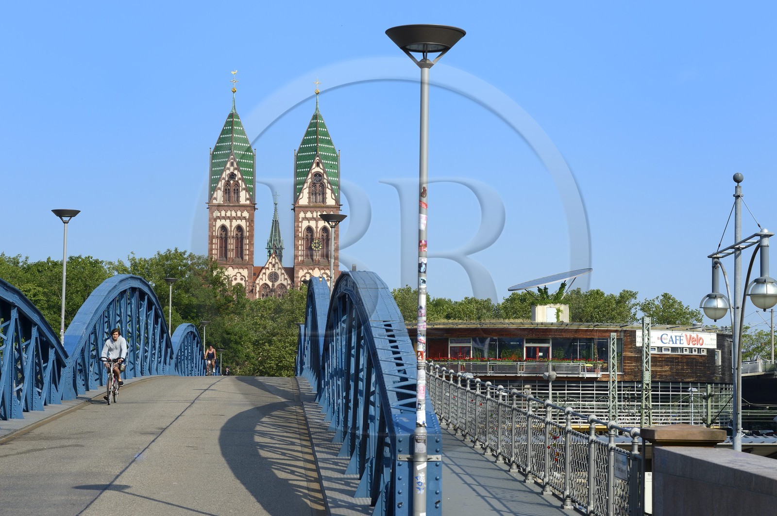 Allemagne, Bade-Wurtemberg, Fribourg en Brisgau, cycliste sur le pont bleu (pont Wiwili) , l'église du Sacré-Coeur de Jésus (Herz-Jesu-Kirche) et la station à vélos Mobile à droite en arrière-plan