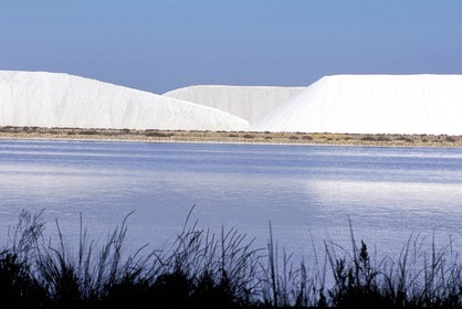 France, Gard (30), Aigues-Mortes, collines de sel des Salins du Midi