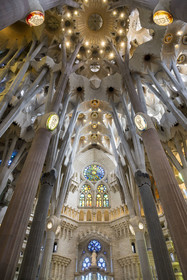 Espagne, Catalogne, Barcelone, quartier de l'Eixample, basilique de la Sagrada Familia de l'architecte du modernisme catalan Antoni Gaudi classée Patrimoine Mondial de l'UNESCO, l'intérieur de la facade de la Nativité dédié à St Joseph et la voute du transept