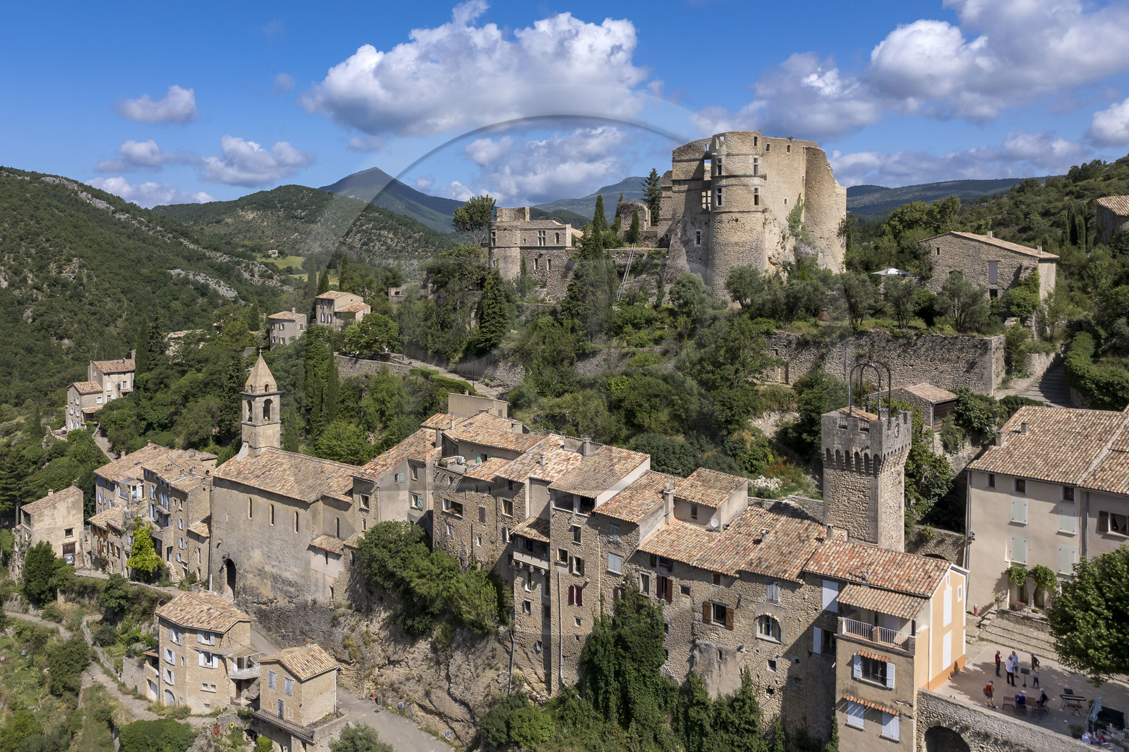 France, Drôme (26), parc naturel régional des Baronnies provençales, Montbrun-les-Bains, labellisé Les Plus Beaux Villages de France, le village et le château Renaissance des Dupuy-Montbrun (vue aérienne)