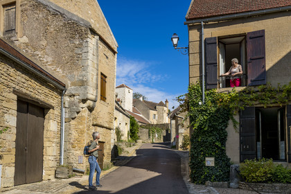 France, Yonne (89), Montréal (Bourgogne), une randonneuse dialogue avec Geneviève Honig, écrivaine et mémoire du village, dans la  la Grand-Rue