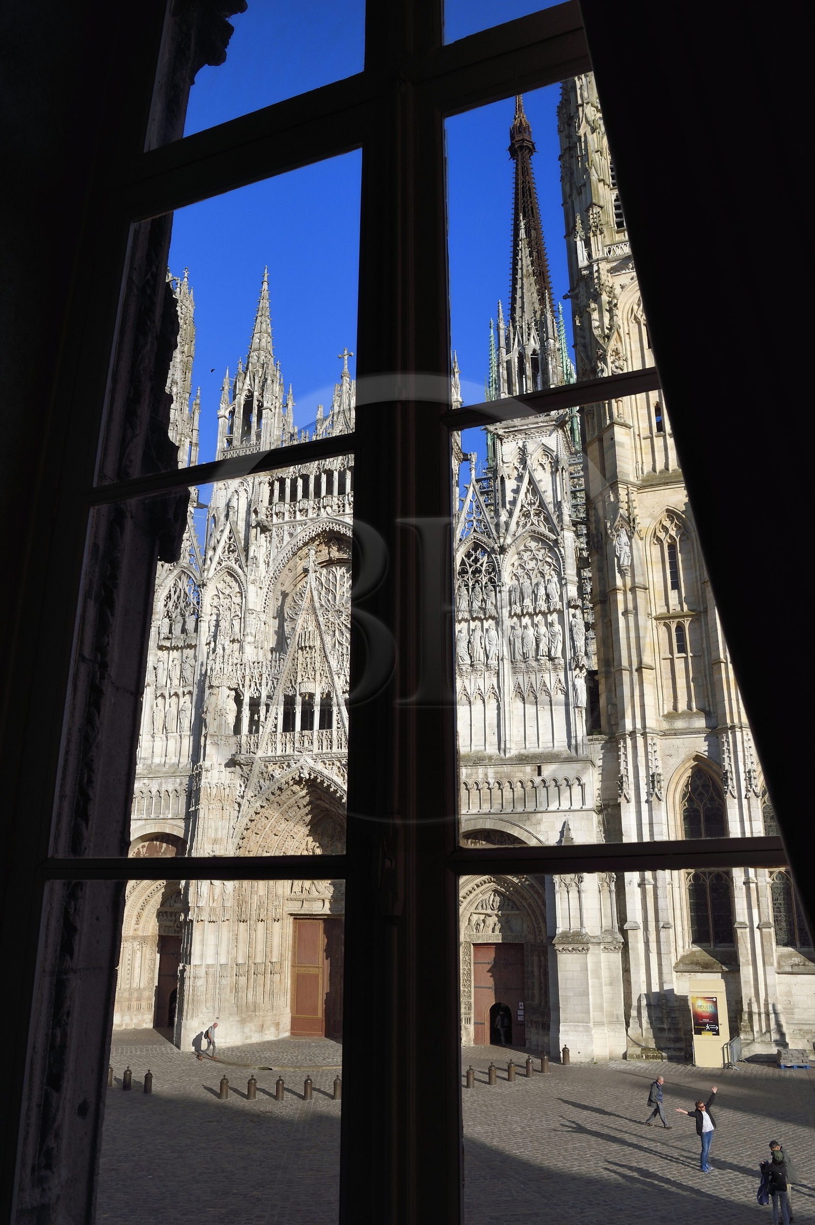 France, Seine-Maritime (76), Rouen, cathédrale Notre-Dame de Rouen vue de la fenêtre de l'ancien atelier de Claude Monet devenu maintenant l'Office de Tourisme France, Seine-Maritime (76), Rouen, cathédrale Notre-Dame de Rouen vue de la fenêtre de l'ancien atelier de Claude Monet devenu maintenant l'Office de Tourisme