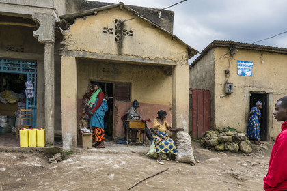 Rwanda, Province du Nord, District de Musanze (Ruhengeri), Busogo, un des village sur les pentes du mont Karisimbi dans les montagnes des Virunga à la sortie du Parc national des Volcans où vivent les gorilles, 10% des revenus du tourisme des gorilles sont reversés aux communautés locales