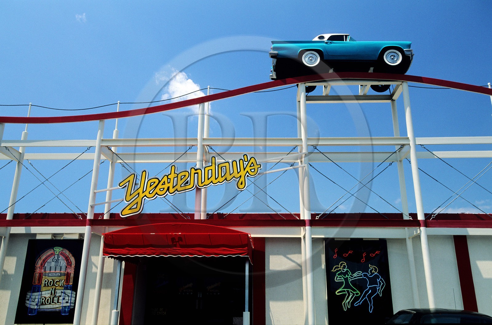Etats-Unis, Floride, le Panhandle, ville de Destin, voiture des années 1950 en décoration d'une discothèque-bowling