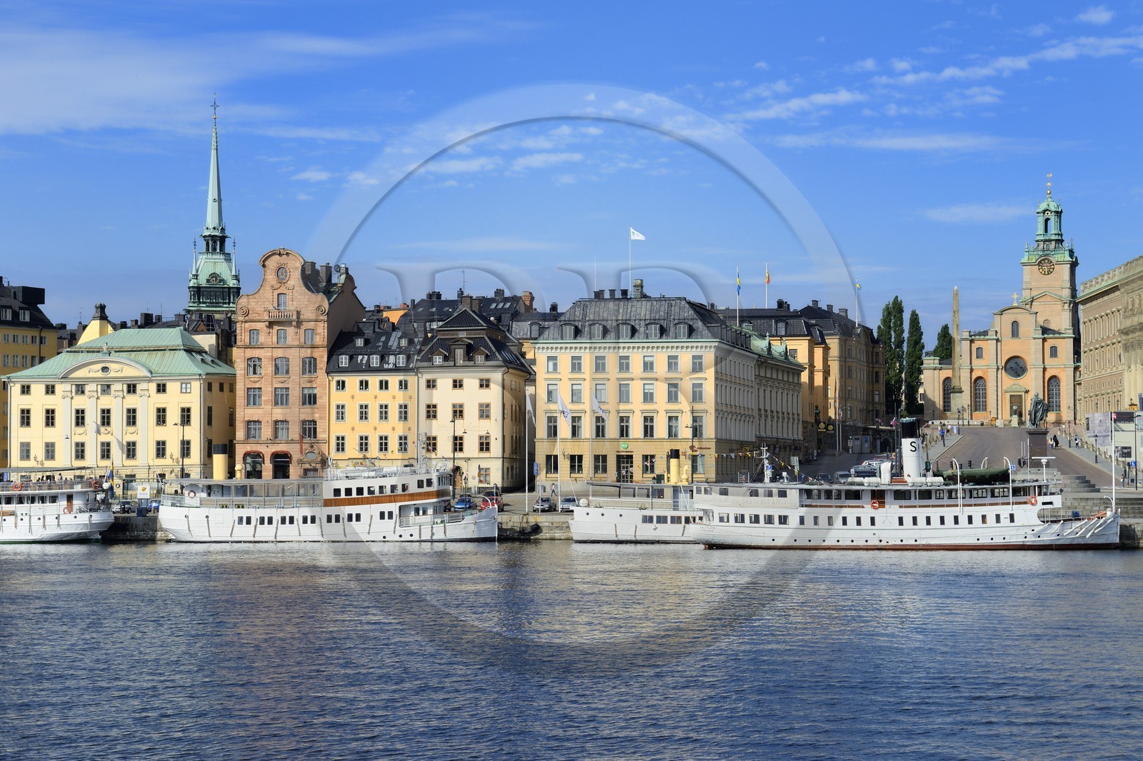 Suède, Stockholm, vue sur la vieille ville dans l'île de Gamla stan (Gamala Stan Riddarholmen) depuis l'île de Skeppsholmen, la cathédrale en arrière plan
