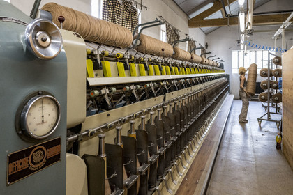 France, Vaucluse (84), L'Isle-sur-la-Sorgue, Manufacture Brun de Vian-Tiran, industrie textile lainière labellisée Entreprise du patrimoine vivant, ouvrière au travail dans la filature