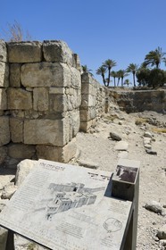 Israel, district du nord, Galilée, site archéologique de Megiddo qui fut habité de 7000 à 500 av. J.-C., l'Apocalypse de l'apôtre Jean cite Armageddon (Har-Megiddo, le mont Megiddo) comme le lieu où les rois de la terre se rassemblent pour faire la guerre finale, la porte de la ville de la période du bronze final