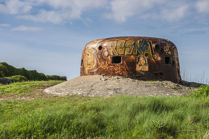 France, Ille-et-Vilaine (35), Côte d'Emeraude, Saint-Malo, Pointe de la Varde, cloche de tir allemande marquée de nombreux impacts de tir