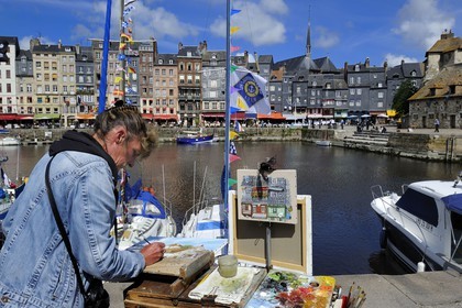France, Calvados, Honfleur, the Vieux-Bassin (Old Basin), Sainte Catherine quay seen from the Saint-Etienne quay, professional painter