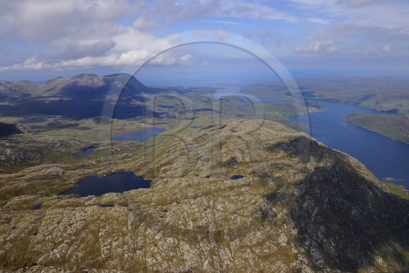 Royaume-Uni, Ecosse, Highland, Sutherland, Loch Glencoul rejoignant un passage maritime le Loch a Chairn Bhain qui relie la baie d'Eddrachillis (vue aérienne)