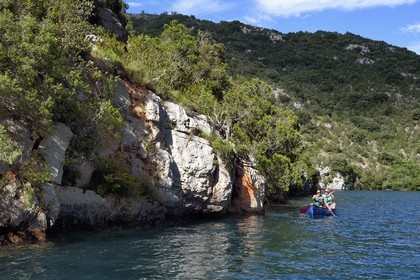 France, Alpes-de-Haute-Provence (04), Parc Naturel Régional du Verdon, kayak dans les Basses Gorges du Verdon en aval du lac de Sainte Croix