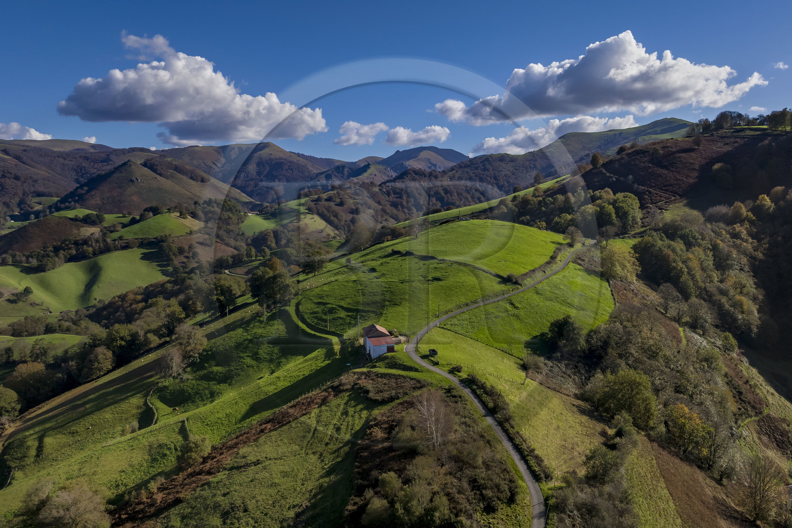 France, Pyrénées-Atlantiques (64), Pays-Basque, la vallée des Aldudes à Urepel, le Kintoa (le pays Quint) au sud de la vallée à cheval de la frontière espagnole (vue aérienne)