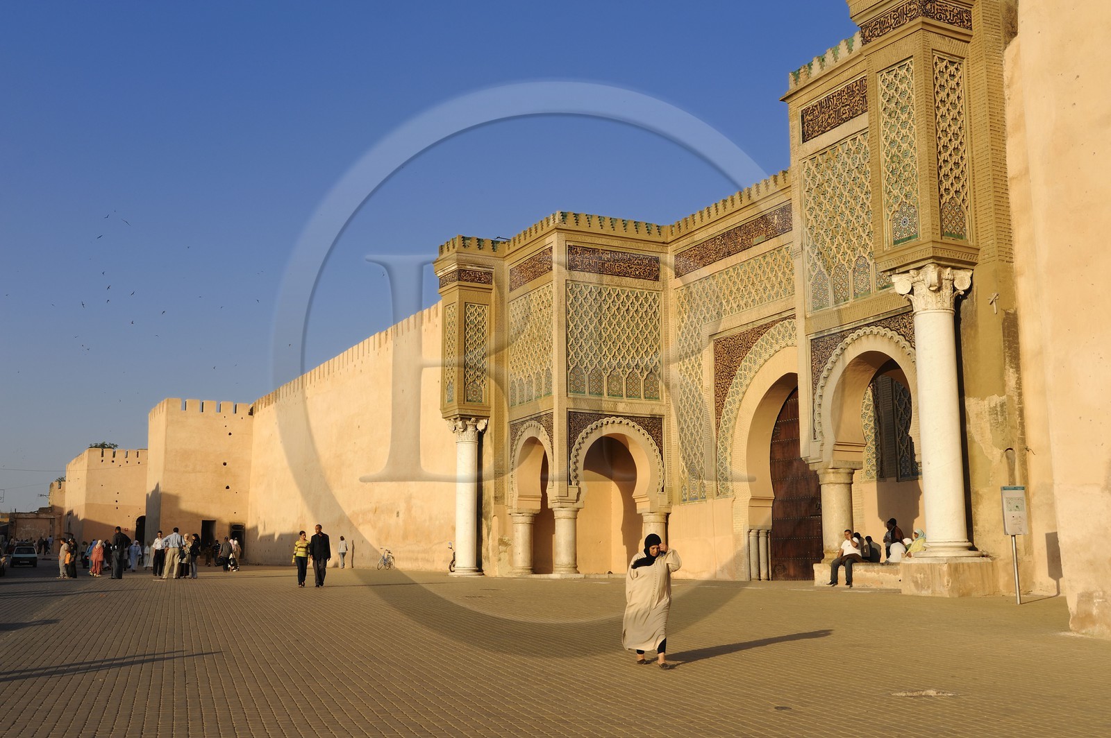 Maroc, Meknès, ville impériale, médina classée Patrimoine Mondial de l' UNESCO, la porte Bab el Mansour entre la cité impériale et la médina sur la place el Hédime ou Lahdim